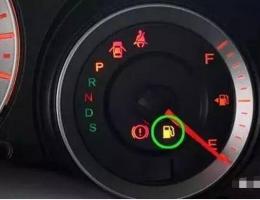 油表指针指到了零,油表灯亮起了车子还能开吗？